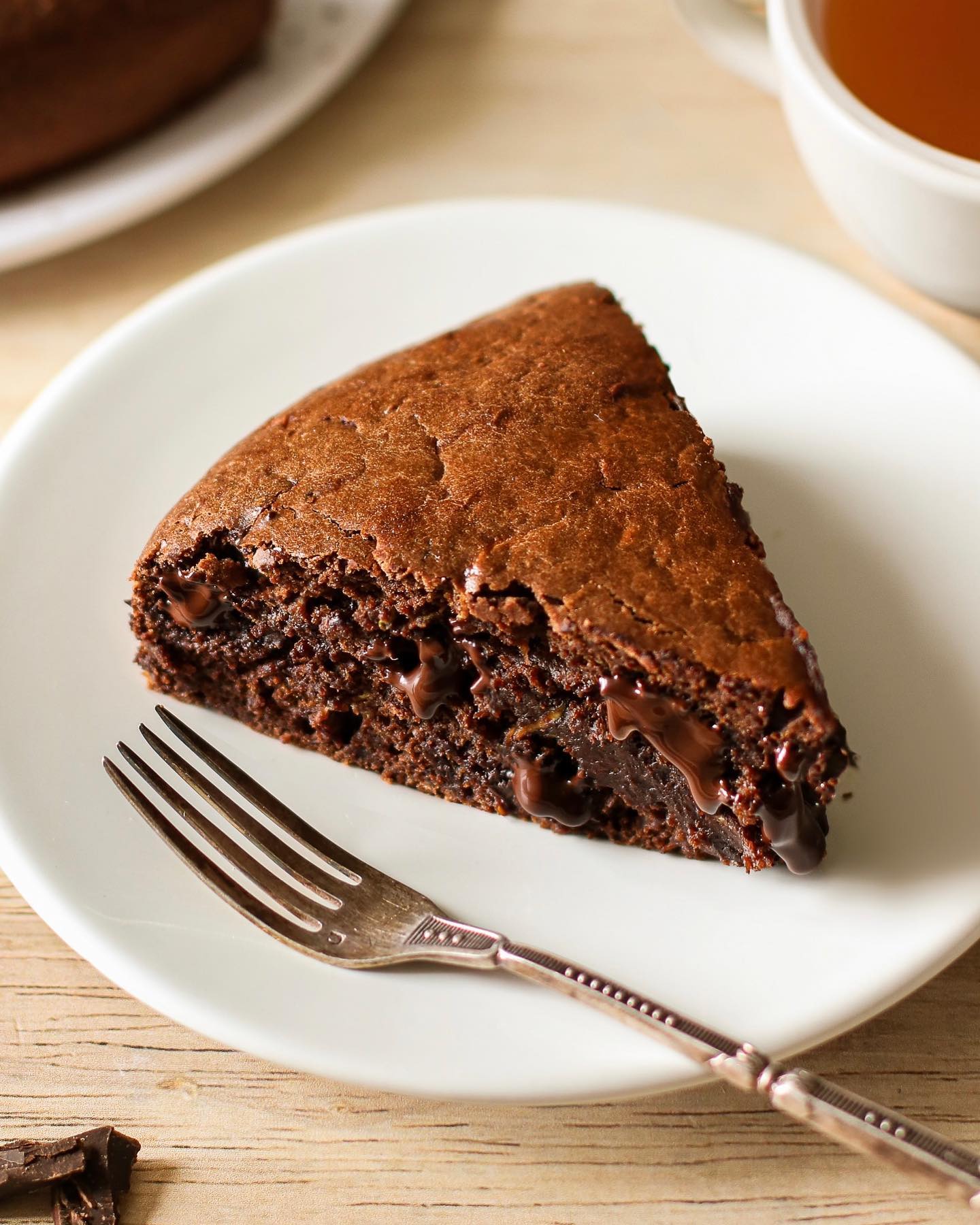 On fond sous la chaleur ici… 🥵 autant que ces pépites de chocolat dans ce moelleux courgettes-choco 🫠🤭

C’est l’heure de la pause estivale au studio photo ! Je vous écris depuis une jolie maison du Pays-Basque, perdue au milieu des montagnes, avec pour objectif de me ressourcer au max ⛰🧘🏻‍♀️

Bel été à toutes & tous ! ☀️

#moelleuxauchocolat #photoculinaire #pauseestivale #paysbasque #moelleuxchocolat #moelleuxchoco #pepitesdechocolat