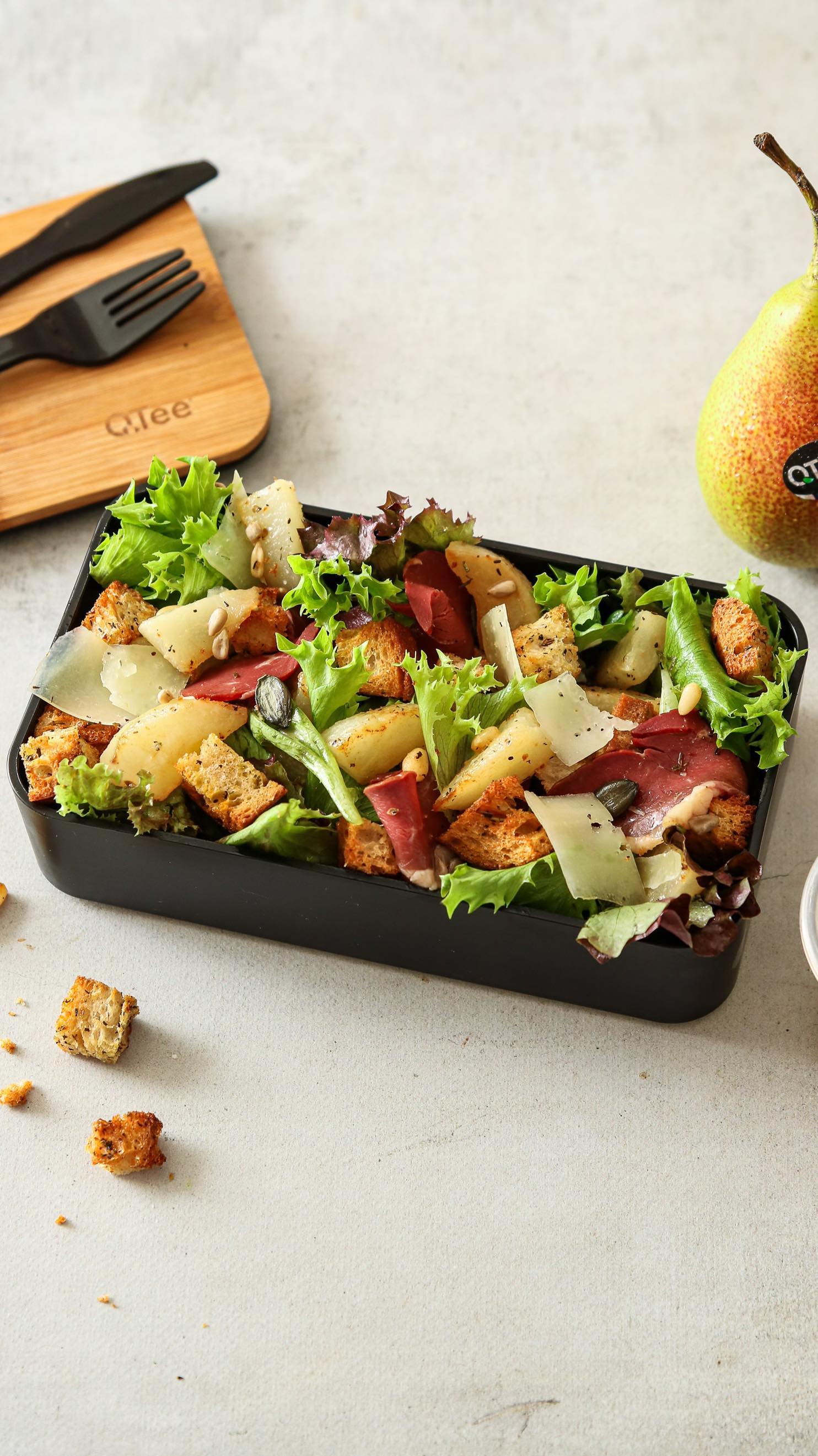 Pour la rentrée, une recette de salade rapide, dans une lunch box à emporter partout ! 🎒 À l’intérieur : des @poireqteefr grillées, des croûtons de pain, de la tomme de brebis, du magret de canard séché & plein de graines. 🥗

Recette ➡️ Coupez 150g de pain en petits cubes. Les mettre dans un saladier avec 1 gousse d’ail émincée, des herbes de Provence + 2 càs d’huile d’olive. Mélangez puis placez sur une plaque : enfourner 5 minutes, les croûtons doivent être dorés. 
Épluchez, évidez et coupez la poire QTee®️en morceaux. 🍐Placez dans une poêle avec 1 càs de beurre pendant 5 minutes. Réservez hors de la poêle.
Taillez des copeaux de tomme de brebis à l’aide d’un économe.
Préparez votre lunch box : les ingrédients secs d’un côté, croûtons de pain, copeaux de brebis et le mélange de graines. Puis les ingrédients humides de l’autre : salade verte, poires et tranches de magret.
Pour la vinaigrette au miel 🍯 il vous faudra mélanger 1 càc de miel, 1 càc de vinaigre balsamique,  2 càs d’huile d’olive, sel, poivre. Versez la vinaigrette sur la salade, mélangez le tout et régalez-vous ! 🤤

🍐 QTee®️ est une poire française, 🇫🇷 ferme et sucrée, Certifiée 100% Vergers Écoresponsables et HVE. C’est la saison en ce moment et je suis très heureuse de les mettre à l’honneur dans cette recette 💛  #poire #qtee #lunchbox #recetterapide #cestlarentrée #poirefrancaise #vergerecoresponsable #tommedebrebis #ossauiraty #recettesalade