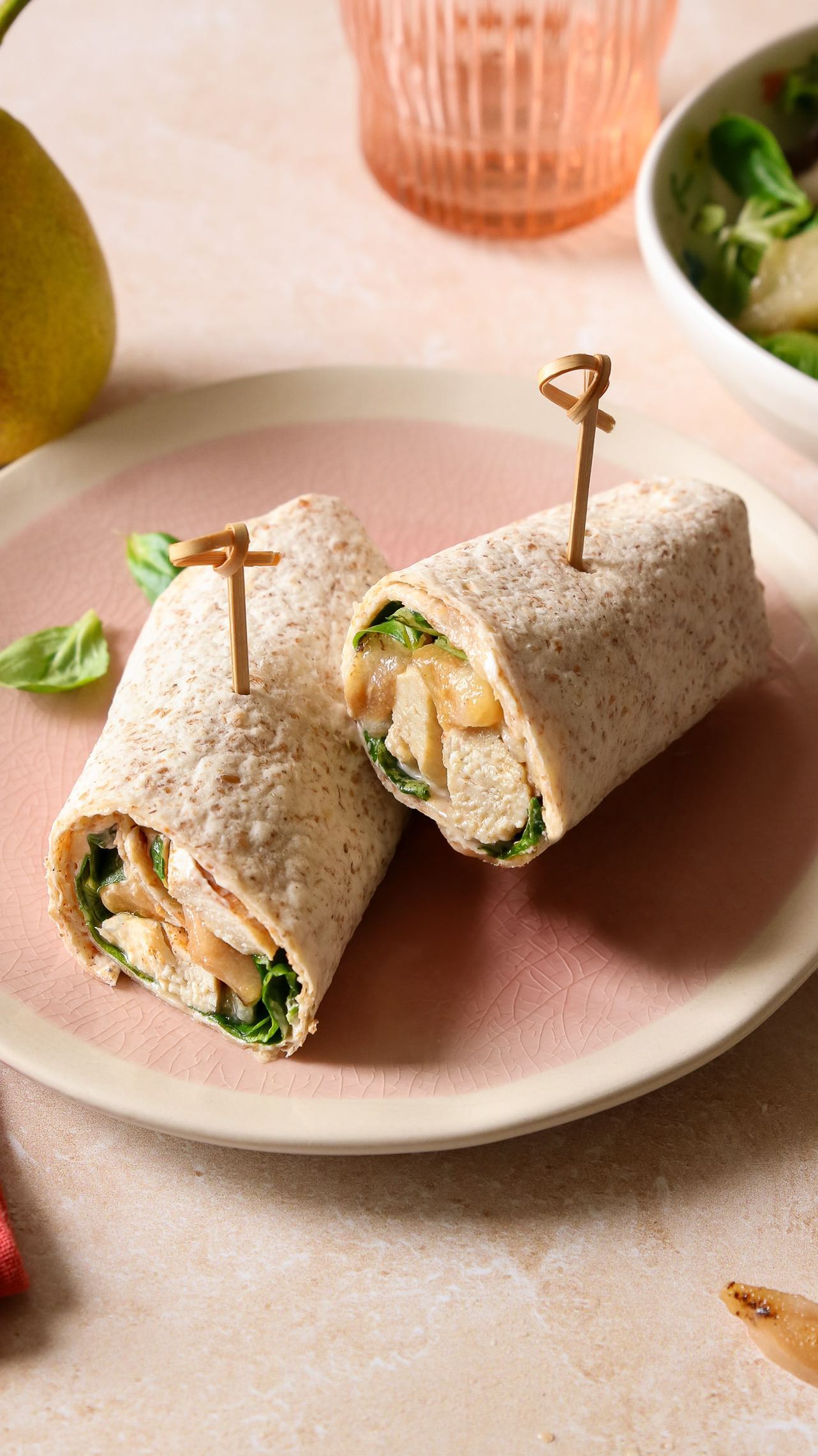 Une recette de wraps super rapide et gourmande ? Voici la recette ! 🌯 

Pour 4 wraps ➡️ Épluchez, évidez et coupez 2 @poireqteefr en morceaux. 🍐Placez dans une poêle avec 1 càs de beurre pendant 5 minutes. Réservez hors de la poêle.  Coupez 200g de filets de poulet en morceaux. Les faire cuire une dizaine de minutes à la poêle avec 1 càs d’épices Cajun. 
Étalez du fromage à tartiner sur un wrap et disposez par dessus une belle poignée de mâche. 🍃 Ajoutez des morceaux de poulet, de poires, et refermez le wrap en le roulant bien serré. Réitérez l’opération pour chaque wrap ! Ils sont faciles à transporter et sont aussi bons chauds que froids. 😋

🍐 QTee®️ est une poire française, 🇫🇷 ferme et sucrée, Certifiée 100% Vergers Écoresponsables et HVE. C’est la saison en ce moment et je suis très heureuse de les mettre à l’honneur dans cette recette 💛  #poire #qtee #recetterapide #recettesaine #homemadewrap #wrapmaison #poirefrancaise #vergerecoresponsable #pouletfermier