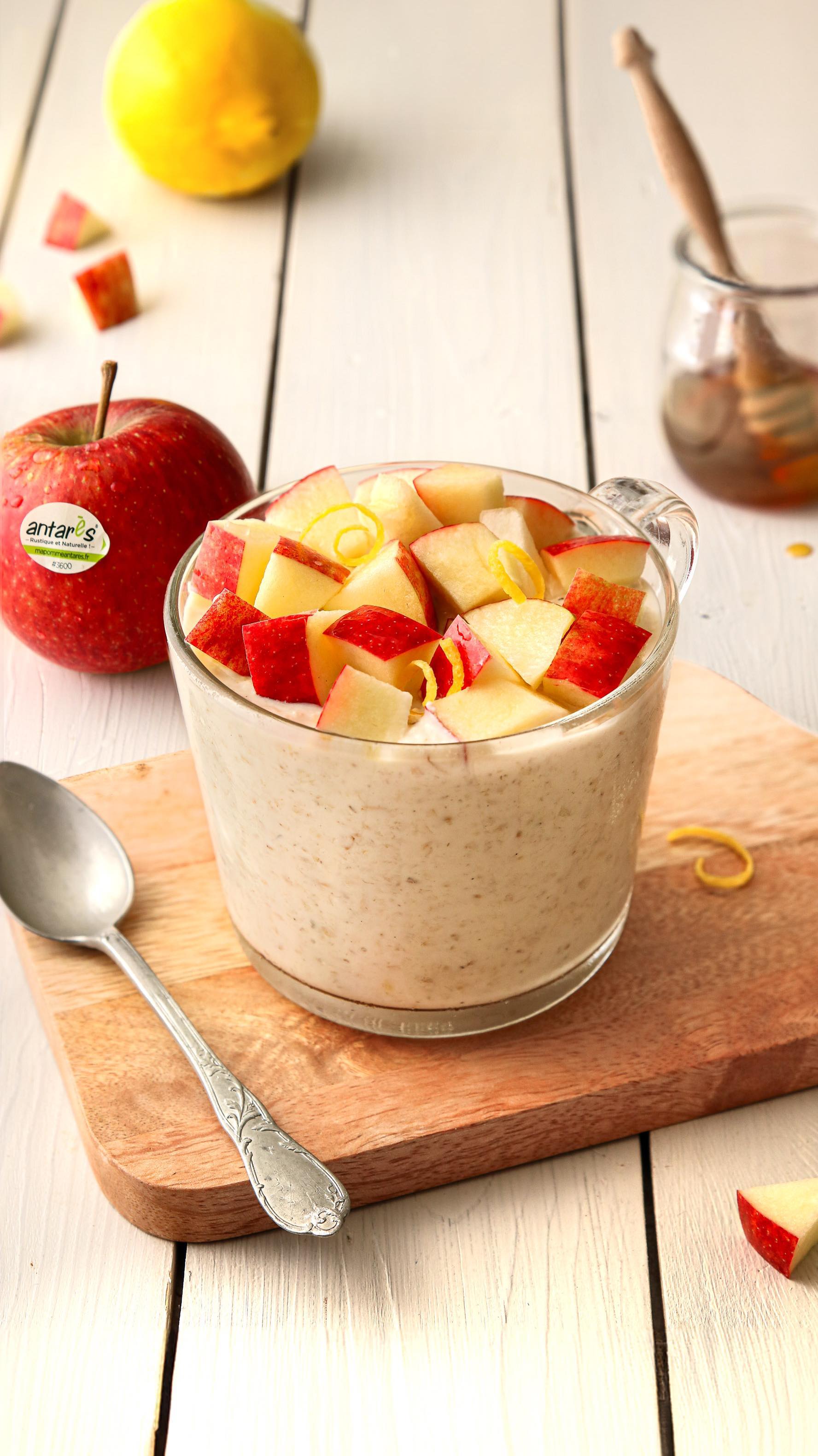 Pour les matins pressés, voici un petit dej’ ultra rapide, à préparer la veille ! 🍎 Recette de l’overnight porridge aux morceaux de pommes @mapommeantares , pour 2 portions : 

➡️ Couper la pomme Antarès® en 2. Tailler cette demi-pomme en très petits morceaux, et réserver l’autre moitié au frigo.
➡️ Dans un bol, mélanger 250g de fromage blanc, 80g de flocons d’avoine, 1 càc. d’extrait de vanille, 80ml de lait d’amande (ou lait de votre choix), 1 c.à.s. de jus de citron + quelques zeste de citron et 2 c.à.s de miel. Ajouter ensuite les petits morceaux de pomme et bien mélanger.
➡️ Diviser et verser la mixture dans 2 bols hermétiques (ou 2 pots de confiture vides, que l’on refermera avec leurs couvercles)
➡️ Placer au réfrigérateur toute une nuit. Le lendemain, couper la moitié de pomme restante en dés, disposer sur les porridges et déguster. 😋

 
Antarès® est une pomme française 🇫🇷 produite dans le Val de Loire. Sa chair sucrée, juteuse et croquante est tout simplement délicieuse ! C’était un plaisir de la mettre à l’honneur dans cette recette pour cette collaboration 🍎 (d’autres sont à venir bientôt 😊)

#overnightoats #overnightporridge #porridgebowl #antares #pommesfrancaises #petitdejeunersain #petitdejeunerrapide #recetterapide #recetteporridge #porridgelover