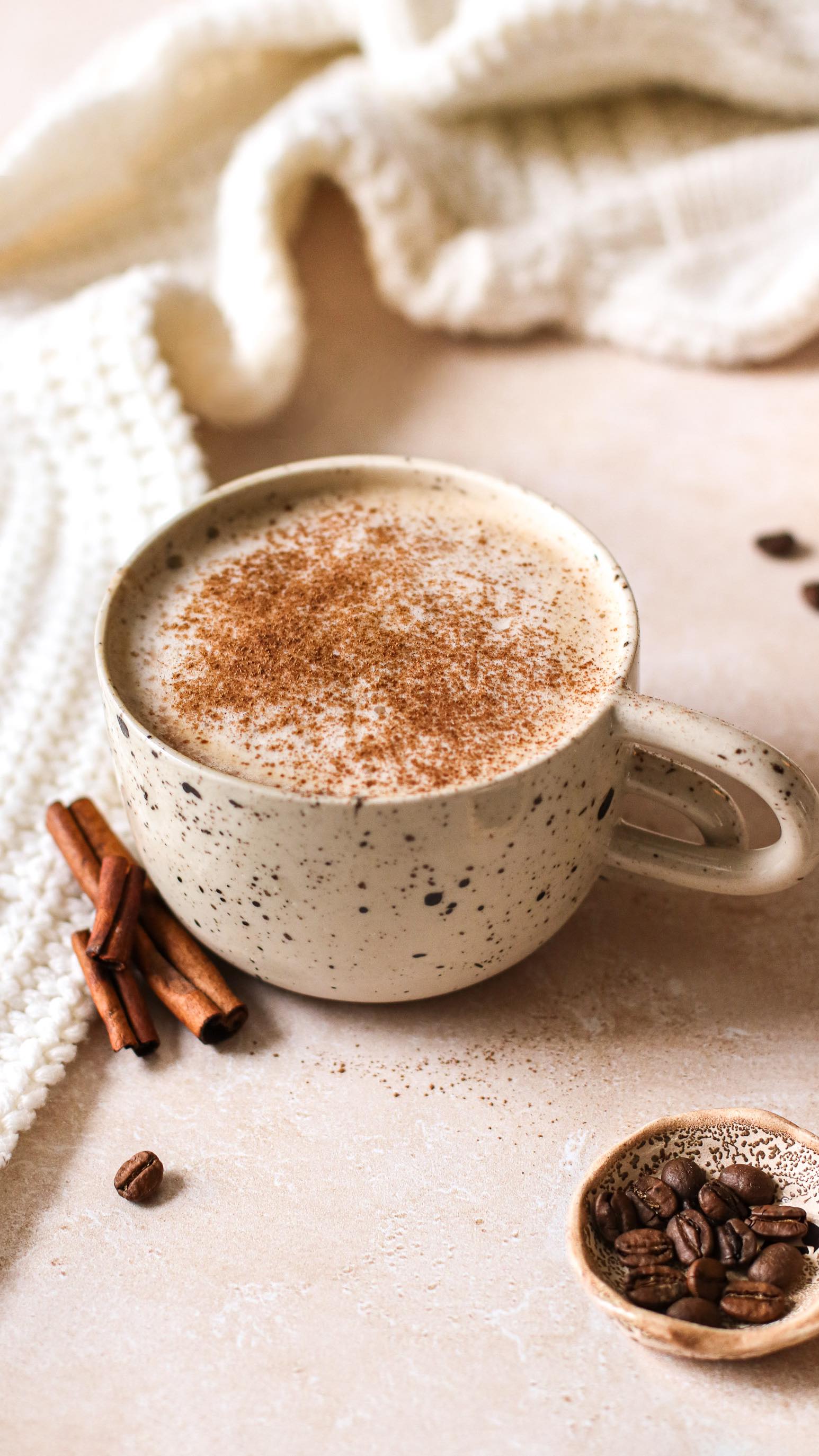 Un café latté à la cannelle ? ☕️

➡️ C’est très simple, je mets dans une casserole 1 c.a.s. de caramel liquide (vous pouvez mettre du sirop d’érable à la place), 20cl de lait (au choix) et 1 c.a.s. de cannelle moulue. Je fais chauffer.
➡️ Pendant ce temps je me fais couler un café (fraîchement torréfié, merci @roastercup ☺️).
➡️ Je verse le lait chaud dans un pichet, je fais mousser, et je transvase dans ma tasse de café. Il n’y a plus qu’à recouvrir la mousse avec de la cannelle moulue et déguster !

———-

☕️ Chez @roastercup, le café est artisanal et il est torréfié juste avant de vous être envoyé, pour le plus de fraîcheur possible ! C’est testé et validé par ici ✅ 
 
J’ai -15% de réduc chez Roastercup pour vous (code AGATHE15) 🫶

#coffeelover #ideecadeau #caféartisanal #torrefaction #roastedcoffee #cafélatte #ideecadeaunoel #cinnamonlatte #cinnamoncoffee #cannelle #recettecafe